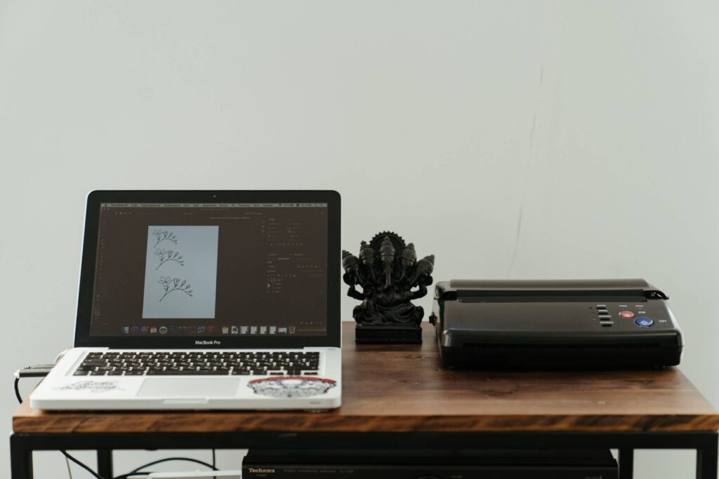 impresora Zebra, computadora e impresora en escritorio de oficina